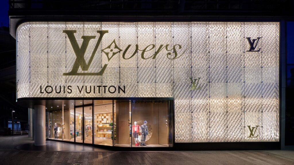 【ルイ・ヴィトン】渋谷メンズ店に2024春夏コレクションのウィンドウ・ディスプレイとポップアップスペースが登場