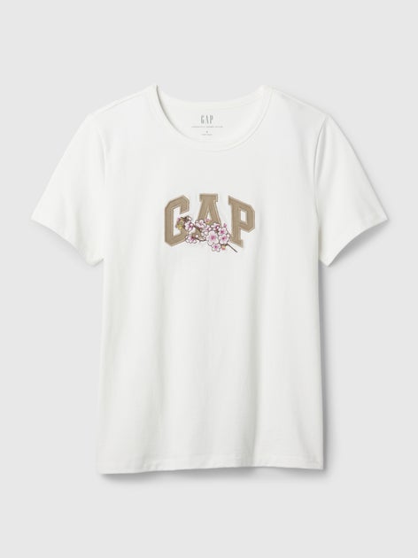 Gap、桜モチーフのロゴスウェットやTシャツなどが並ぶSAKURAコレクションが日本限定で発売