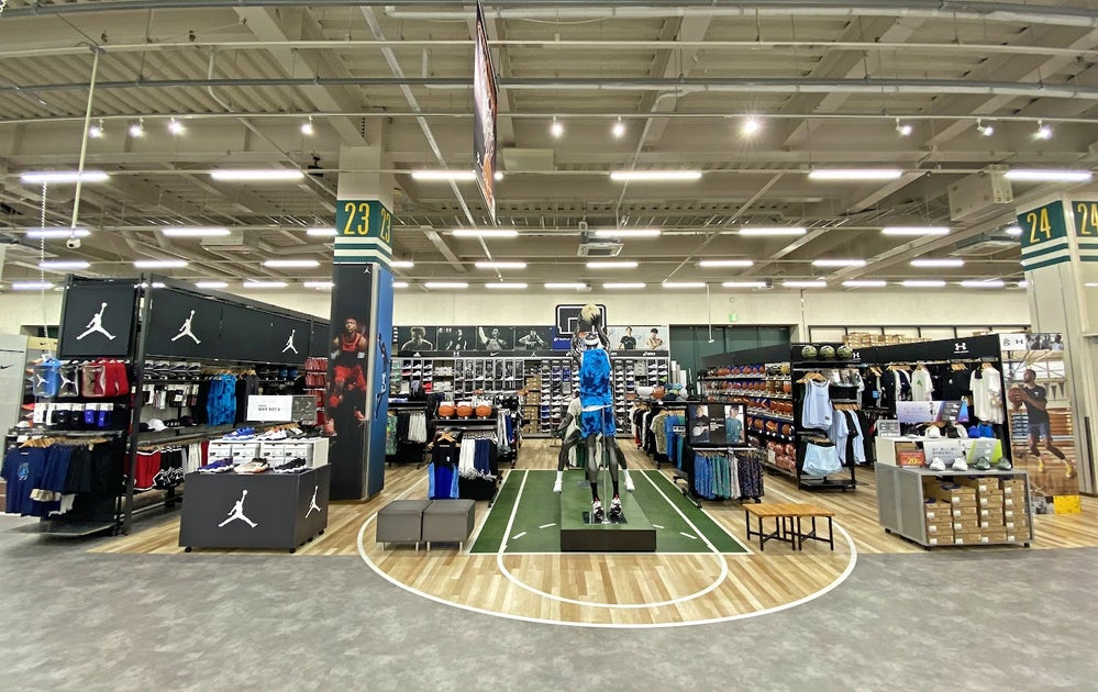 国内のバスケットボール市場活性化の背景を受け、スポーツデポ全100店舗でバスケットボール商品取扱いを強化。バスケコーナー売場面積を約1.5倍へ拡大。