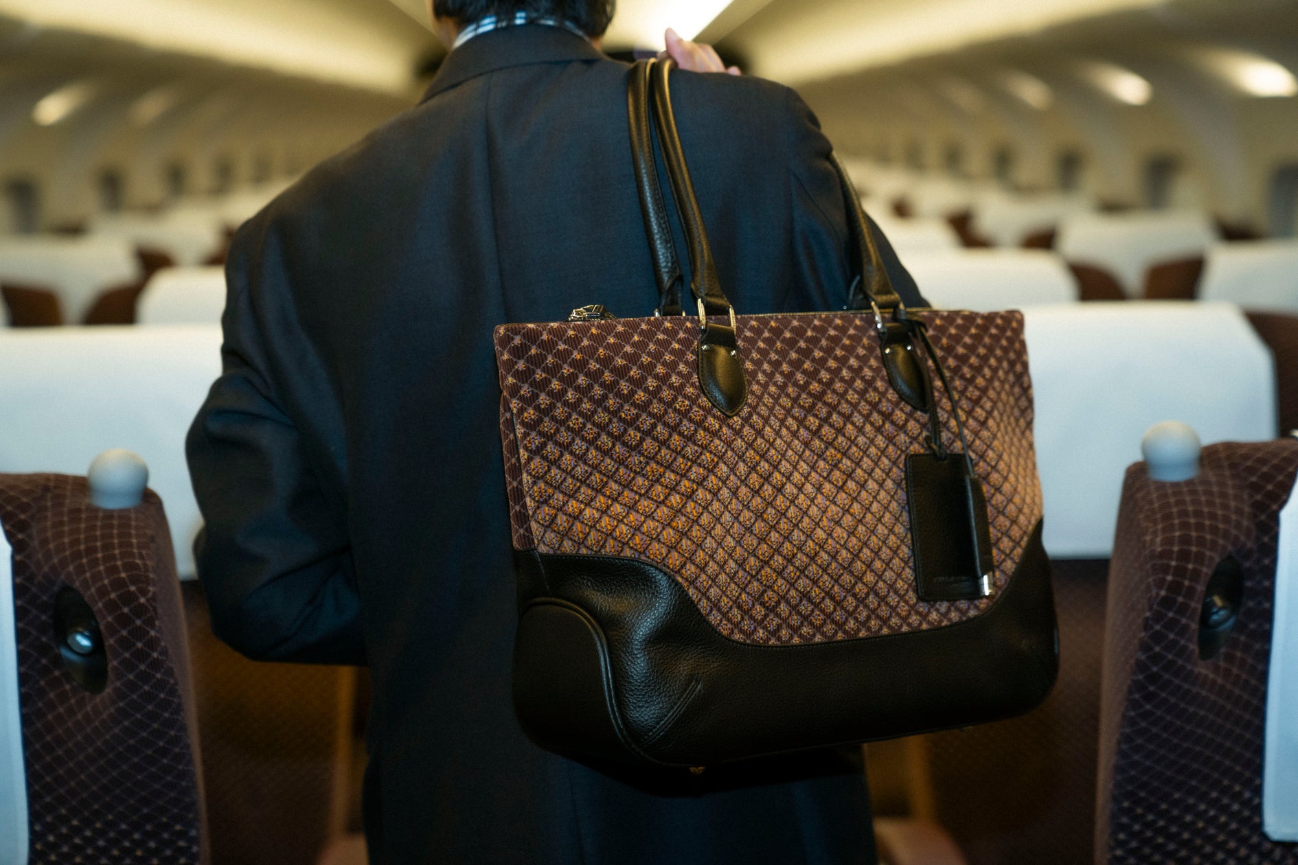 好評につき第2弾コラボバッグを発売！グリーン車座席シートから生まれ