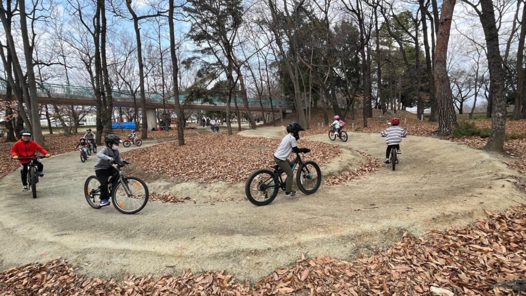 山梨県森林公園「金川の森」｜初心者も家族も楽しめる無料イベント「マウンテンバイク教室」開催！