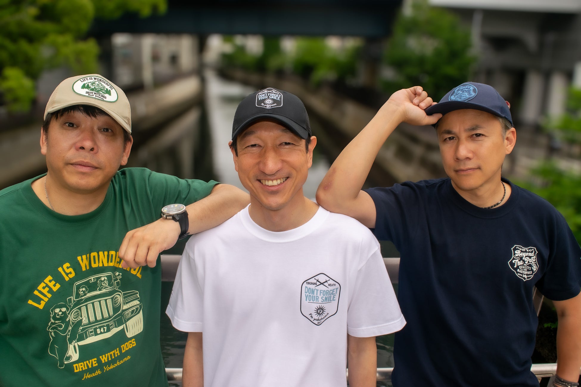 FMヨコハマ × HEATHコラボ 「ＤＪプロデュースシリーズ トラッカーキャップ＆Tシャツ」を6月12日から予約販売！