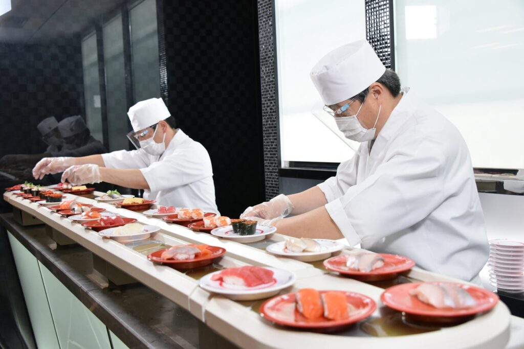 居酒屋に“出張回転寿司”が登場！？蟹海鮮鍋を食べながら回転寿司も楽しめる新コース