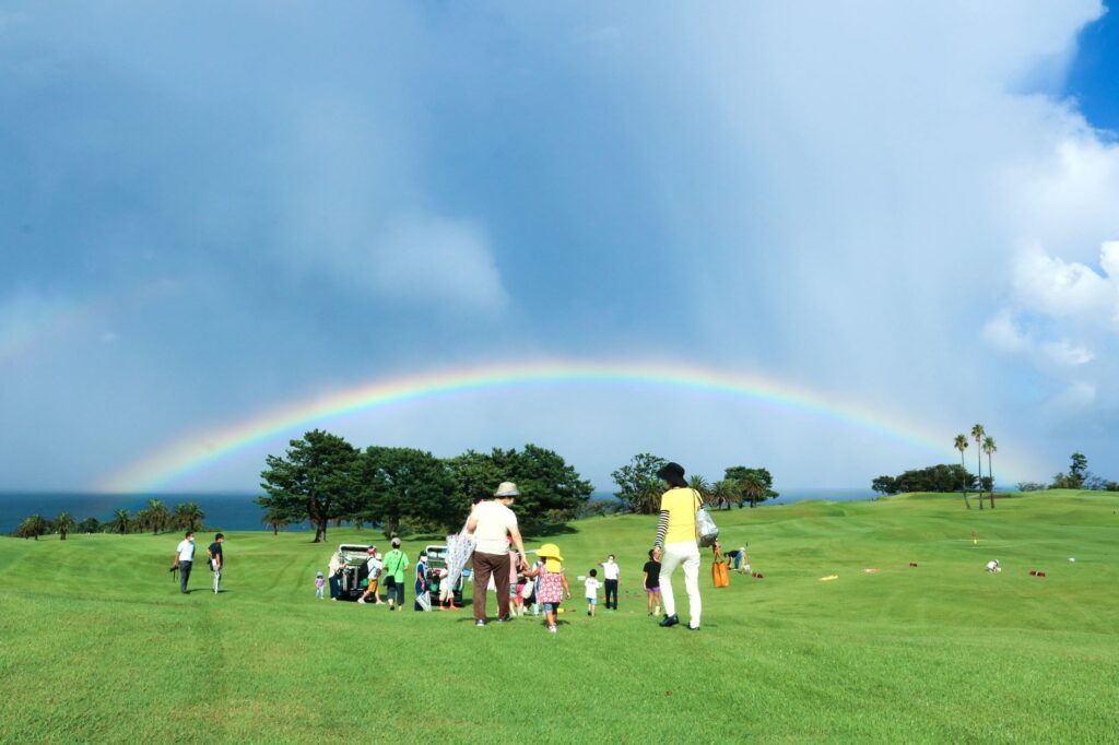 【川奈ホテルゴルフコース】絶景コースの一部を無料開放し「巨大芝生公園」に変身