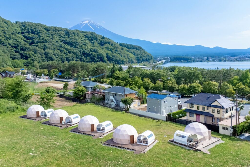 壮大な敷地を独り占め！富士山の麓・河口湖エリアで大自然を満喫する広大なグランピング施設「河口湖BASE DOME GLAMPING登り坂」