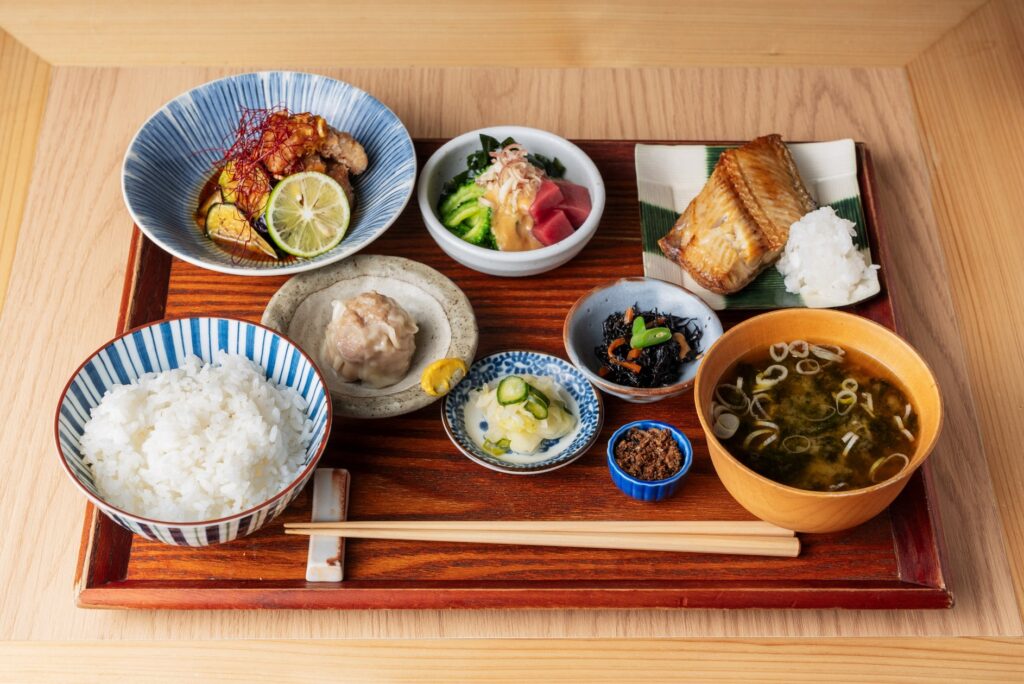 毎日通いたくなる東京駅構内の「dancyu食堂」、2024年8月18日（日）まで「夏の小鉢定食」販売