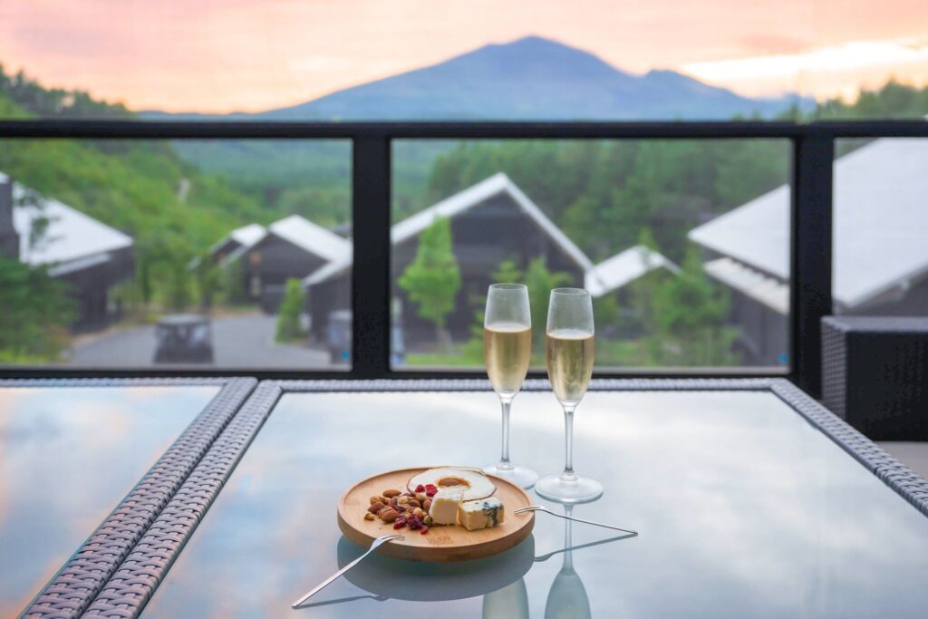 浅間山の雄大な絶景を堪能！「あさま空山望」、芳醇なワインと長野県産の厳選チーズを味わう新しい「ヌン活」を提案 午後の優雅なひとときを過ごす『アフタヌーンワインプラン』を9月1日(日)より提供開始