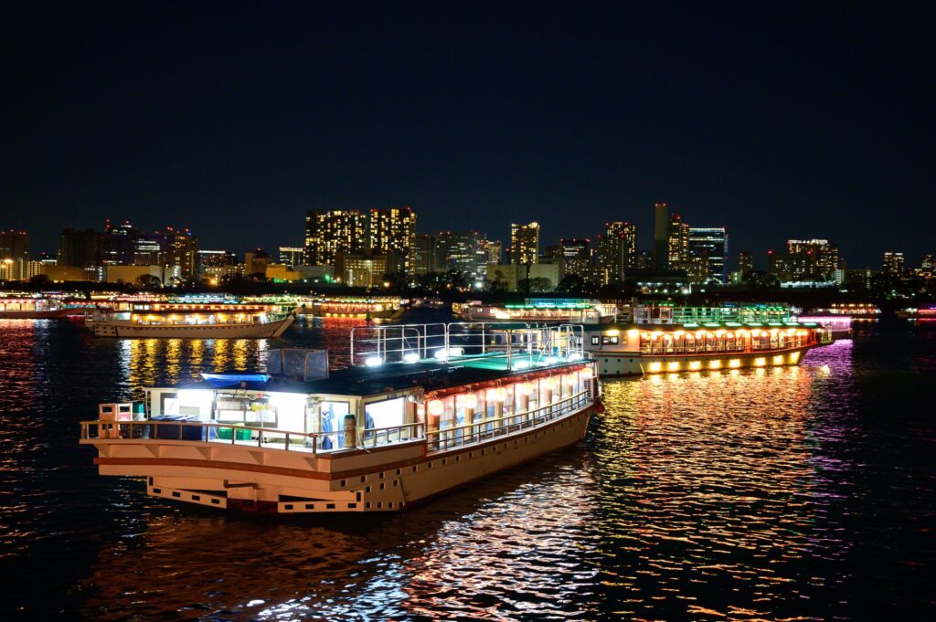 【東京ベイ潮見プリンスホテル】風情ある花火と都会的な夜景のコントラストを間近に優美な体験を。「江東花火大会２０２４」を屋形船で優雅に眺める１日限定のステイプラン｜2024年8月12日（月・祝）限定