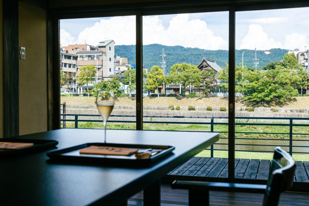 【京都三条　箔】土日祝限定でランチタイムに箔特製・和牛寿き焼きを開始。完全個室の贅沢空間で愉しむ至福のひとときをお届け。