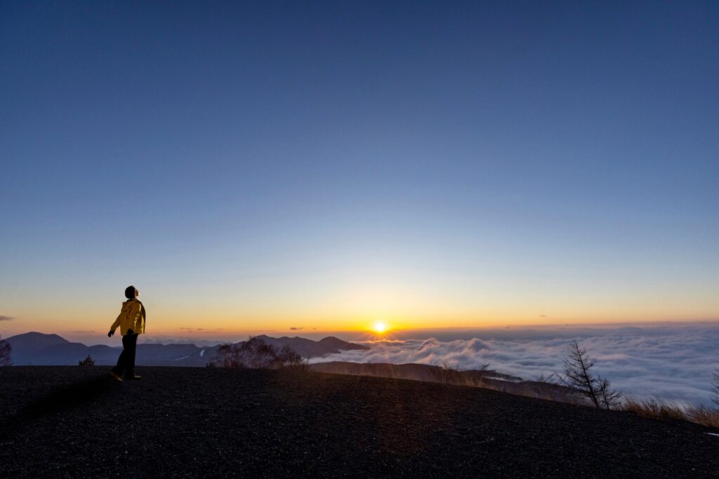 【星のや軽井沢】静寂に包まれる冬山の絶景を眺め、心身をリフレッシュする「軽井沢 森閑（しんかん）逗留」実施｜期間：2024年12月1日～2025年2月28日