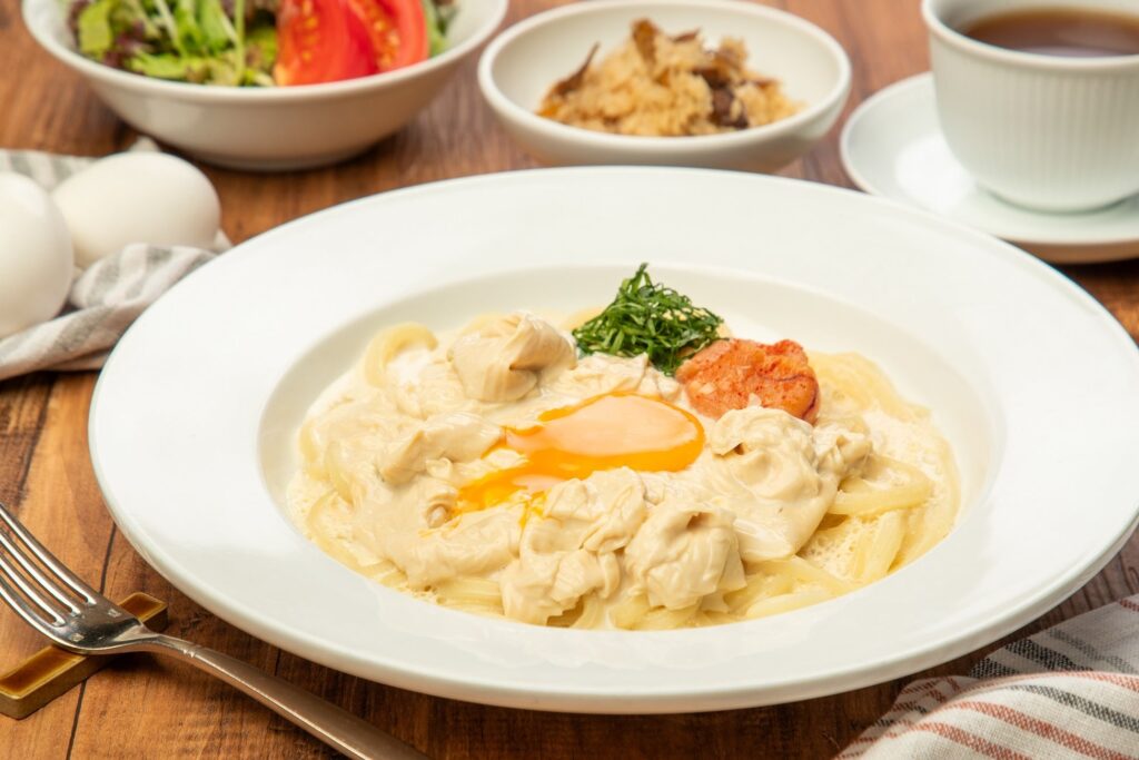 ヘルシーで贅沢な和製パスタ登場！『湯葉と明太子の豆乳カルボナーラうどん』販売 – 銀座バグースプレイス-10月限定ランチで登場