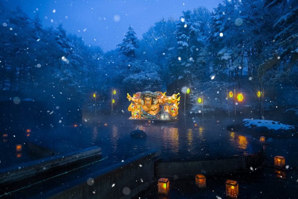 【星野リゾート　青森屋】青森ねぶた祭の起源「ねぶり流し」を再現した絶景雪見露天「ねぶり流し灯篭」今冬も実施｜期間：2024年12月4日～2025年3月30日