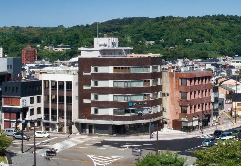 北陸の古都 金沢の街の中心、兼六園下に誕生した「HOTEL AO KANAZAWA」。ホテル開業を記念して、選べる特典付き「開業記念宿泊プラン」を12月26日まで販売中。