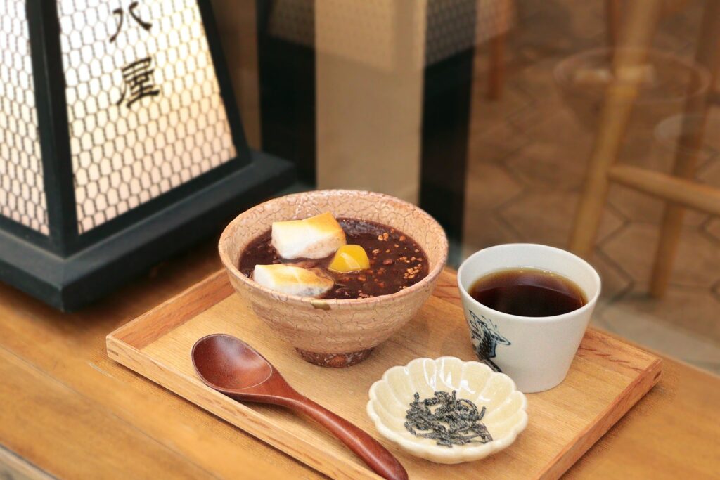 日本茶カフェ「八屋」で11月５日（火）より販売開始　八屋の冬の定番メニュー「おしるこ」が今年も満を持して登場！　～国産の大粒あずきともち米を使用した八屋こだわりの一品～