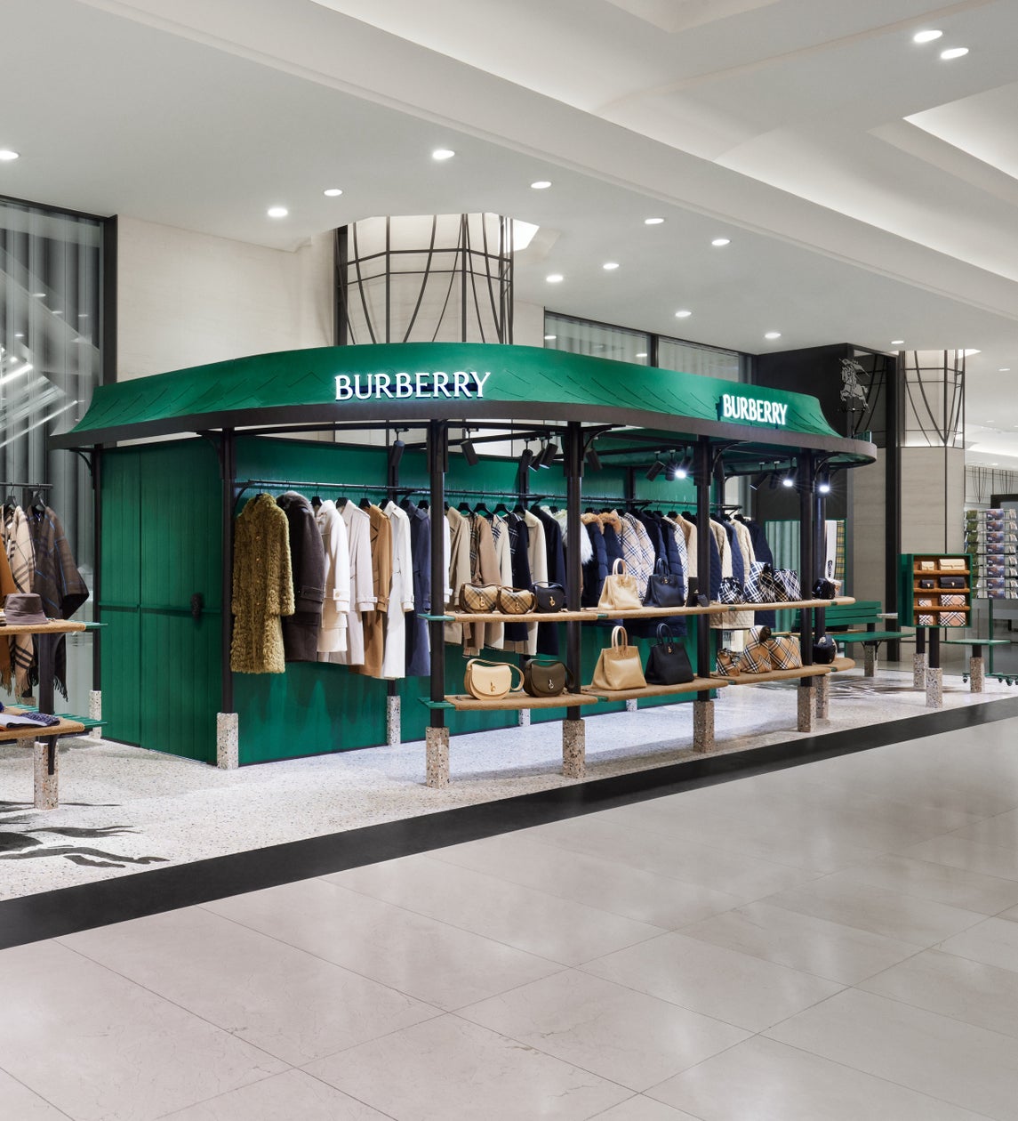 BURBERRY】阪急うめだ本店 アウターウェアを讃えた期間限定ポップアップストアに多彩なゲストが来場 - SPOGEL