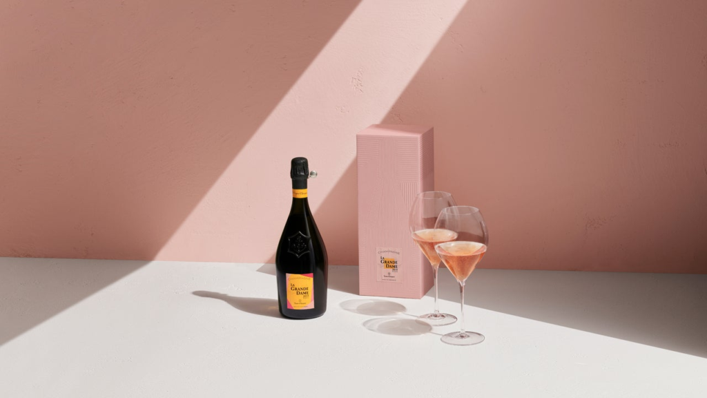 シャンパーニュの“偉大なる女性（ラ・グランダム）”へのオマージュ Veuve Clicquot La Grande Dame Rose 2015 × Paola Paronetto