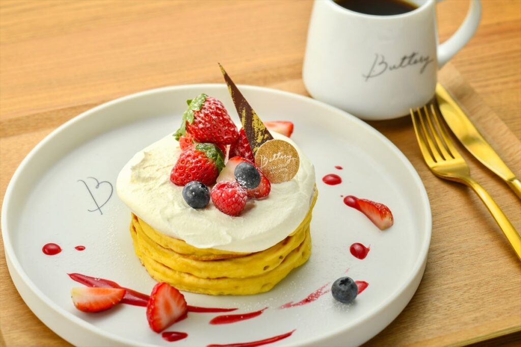 【Buttery Cafe】クリスマスシーズン限定「いちごのパンケーキ」や「グラタントースト」が12月1日より新発売！