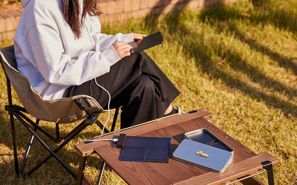 くっつけて充電！マグネットで拡張可能なソーラーパネル充電器「Solar Brick」発売