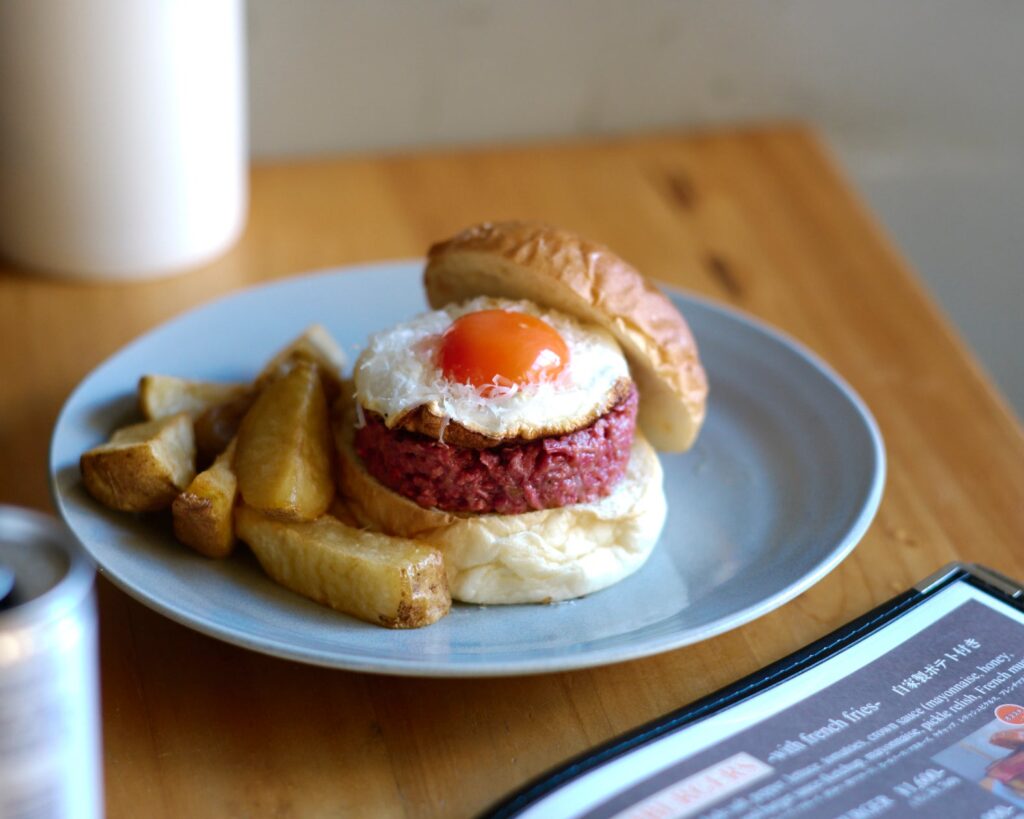 早朝5時オープンのハンバーガー屋。12月10日から『焼かないハンバーガー』を販売開始。