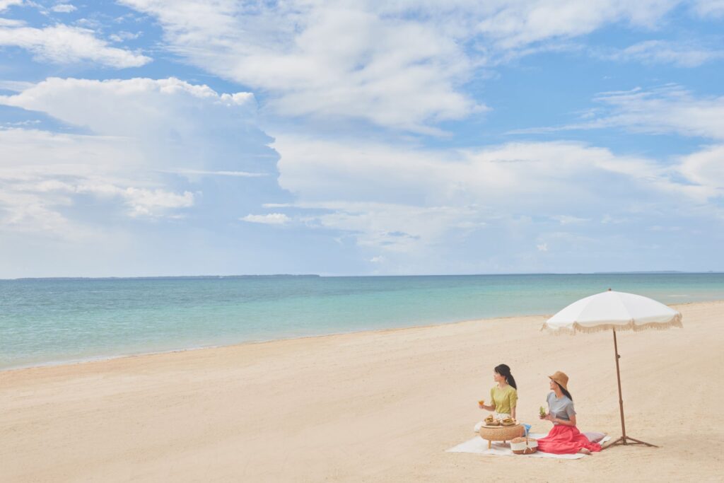 【リゾナーレ小浜島】爽やかな海風を感じる絶景のビーチで、黒糖を味わい尽くす「黒糖ビーチピクニック」販売