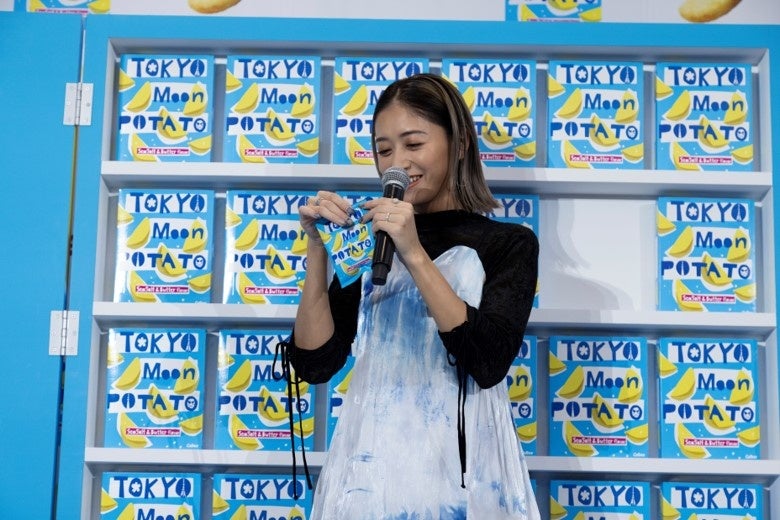 【みちょぱ】池田美優さん登壇『東京ムーンポテト 発売記念PRイベント』開催レポート「東京ムーンポテト」の巨大パッケージで開封式を実施し、「今年の帰省の手土産は東京ムーンポテトを絶対買います！！」とコメント！