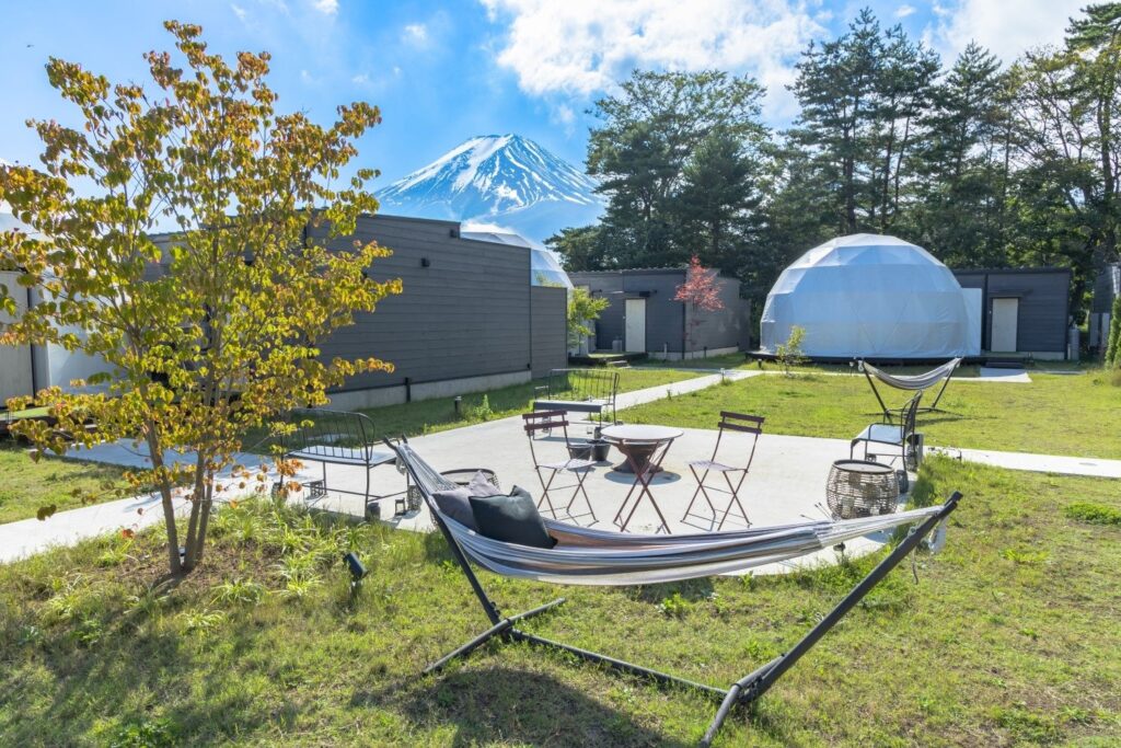 【2025年7月・グループ施設が新たにOPEN】富士山を望む絶景地・客室温泉露天風呂付きグランピング施設「カノア富士山中湖グランピングリゾート」から1棟貸切の別荘型リゾートヴィラが誕生！