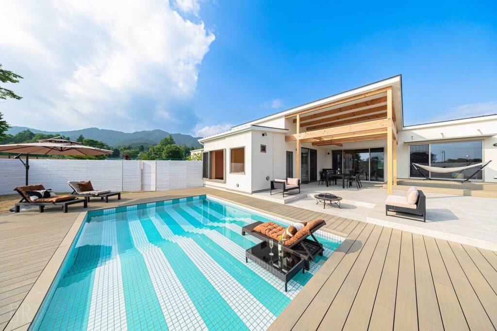 【山梨県山中湖エリアに富士山を望む1棟貸切のリゾートヴィラ「KANOA THE VILLAS～富士山中湖～」がGRAND OPEN】プライベートプール・客室温泉・サウナ完備の高規格宿で癒しのひとときを