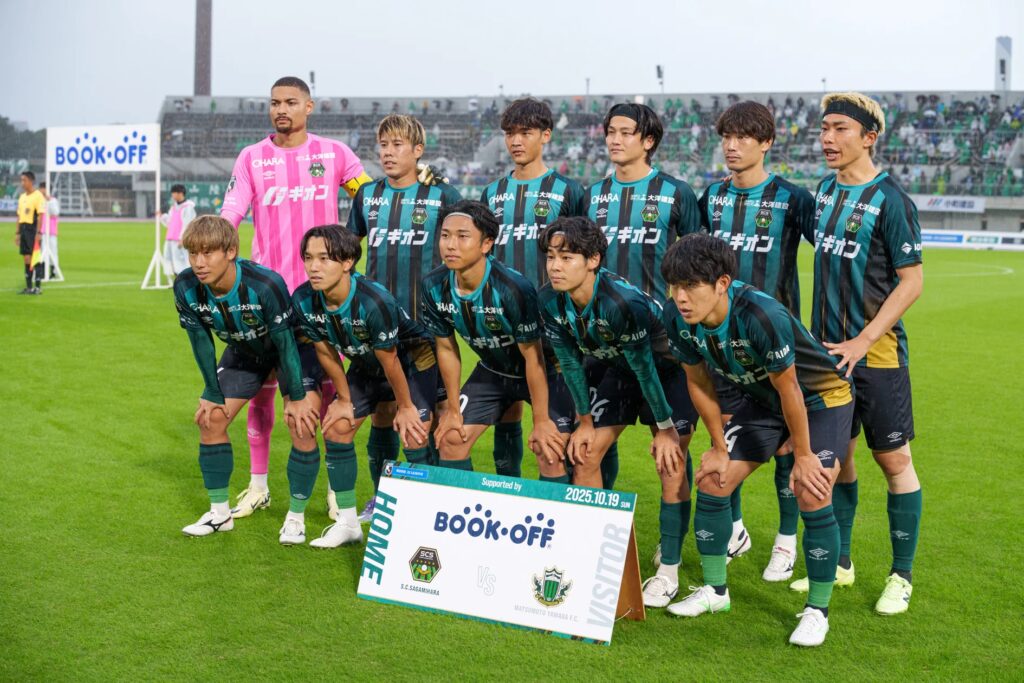 『アンブロ』の頭部への衝撃を緩和することを目的としたサッカー用ヘッドバンド　SC相模原の選手が着用して Jリーグの試合に出場