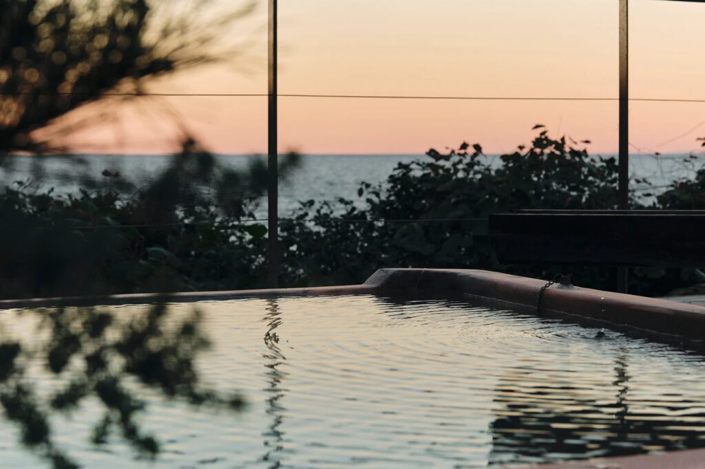 絶景を独り占め、SANU初の貸切露天温泉・サウナ施設が伊豆にオープン