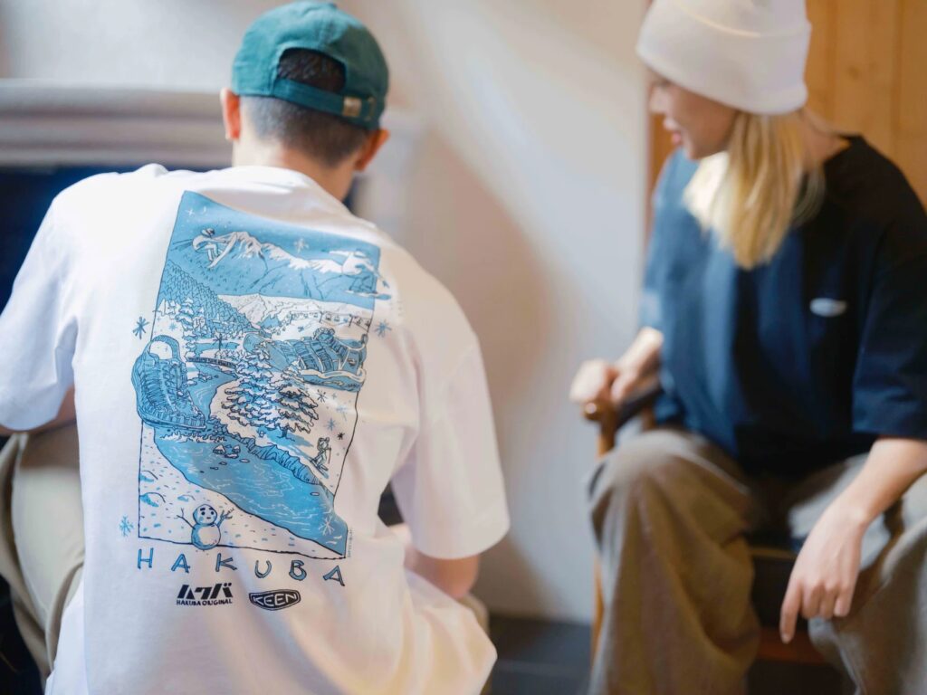 ＜初コラボレーション＞白馬村公式ブランド《HAKUBAORIGINAL》とのコラボレーションTシャツを2025年12月19日（金）発売