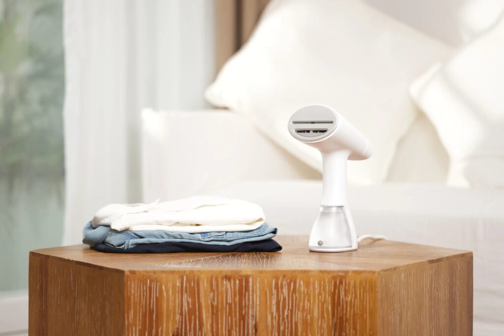 【旦那さんのスーツ、子どもの服、冬物アウター…全部これ1台】“裏側のシワまで吸う”5000Paスチーマー airmorn one がママ達の強い味方に。除菌・ダニ対策もわずか数分で。