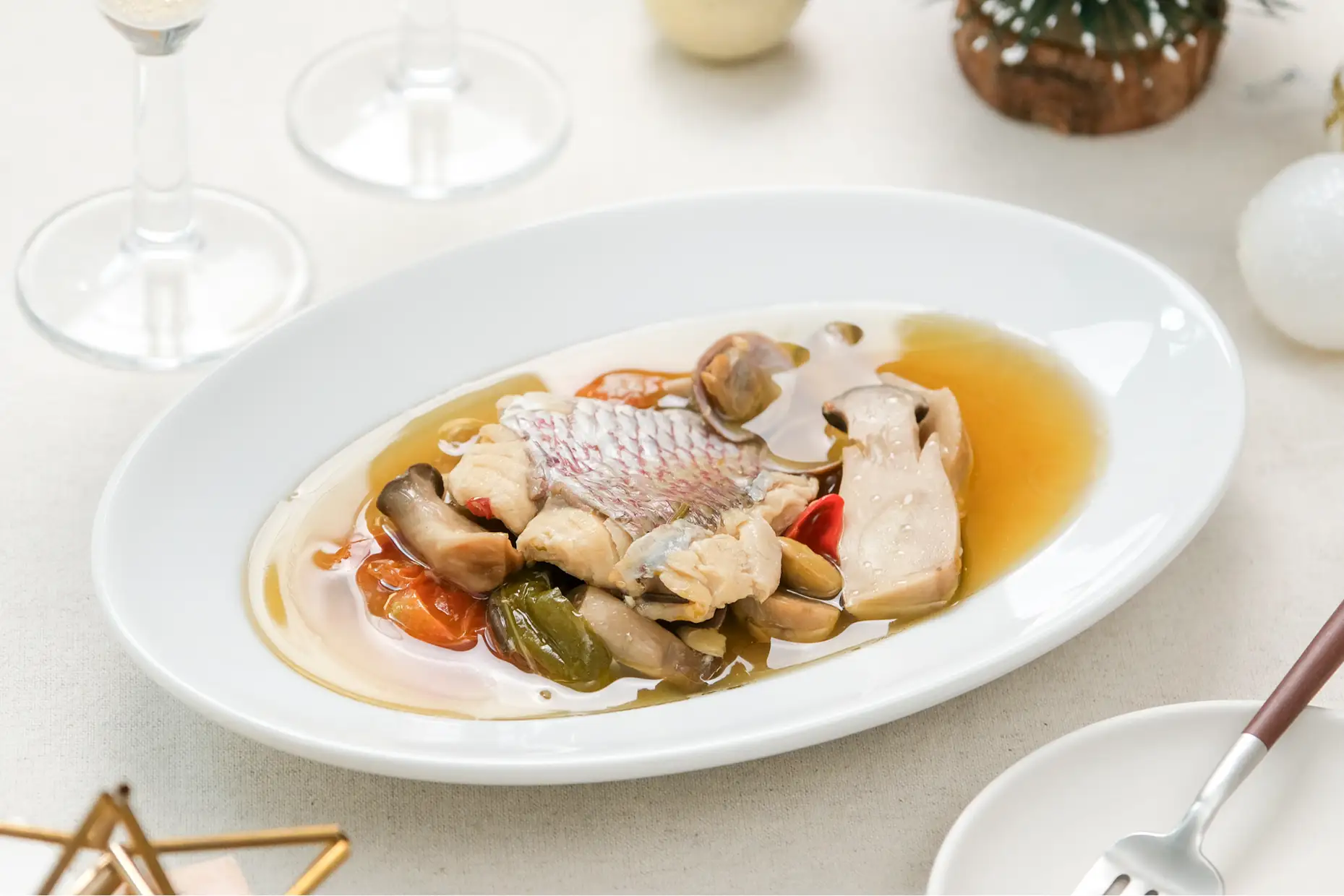 【三重県産の大きな鯛を使用】旨みたっぷり、香り豊かな『南イタリア風 本格アクアパッツァ』をスナックミーオンラインストアで期間限定発売