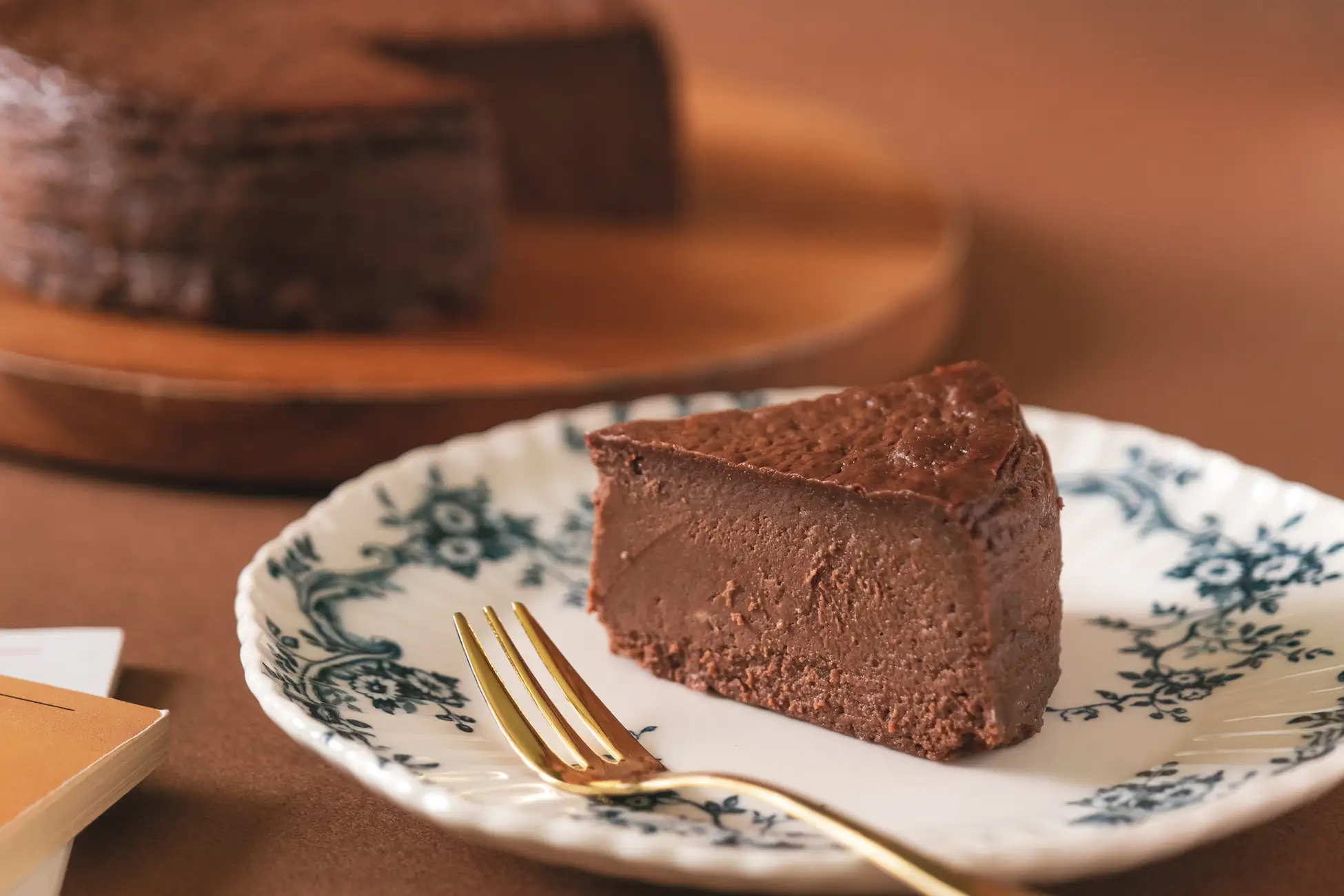 2種のショコラがとろける濃厚仕立て『とろけるダブルショコラ生バスクチーズケーキ』をスナックミーオンラインストアで期間限定発売