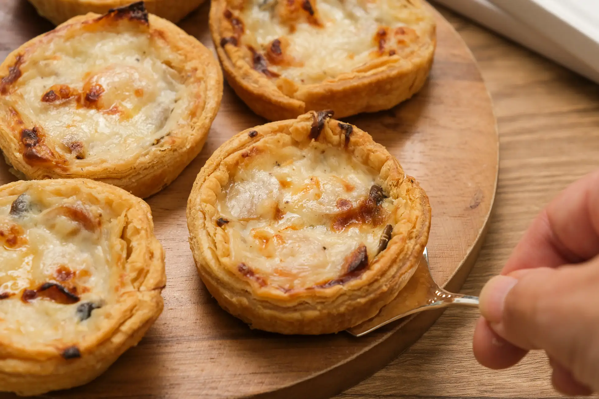 外サクッ、中とろり。熱々のごちそうを小さなパイに閉じ込めた『熱々ほおばるグラタンパイ えび＆きのこ』をスナックミーオンラインストアで期間限定発売