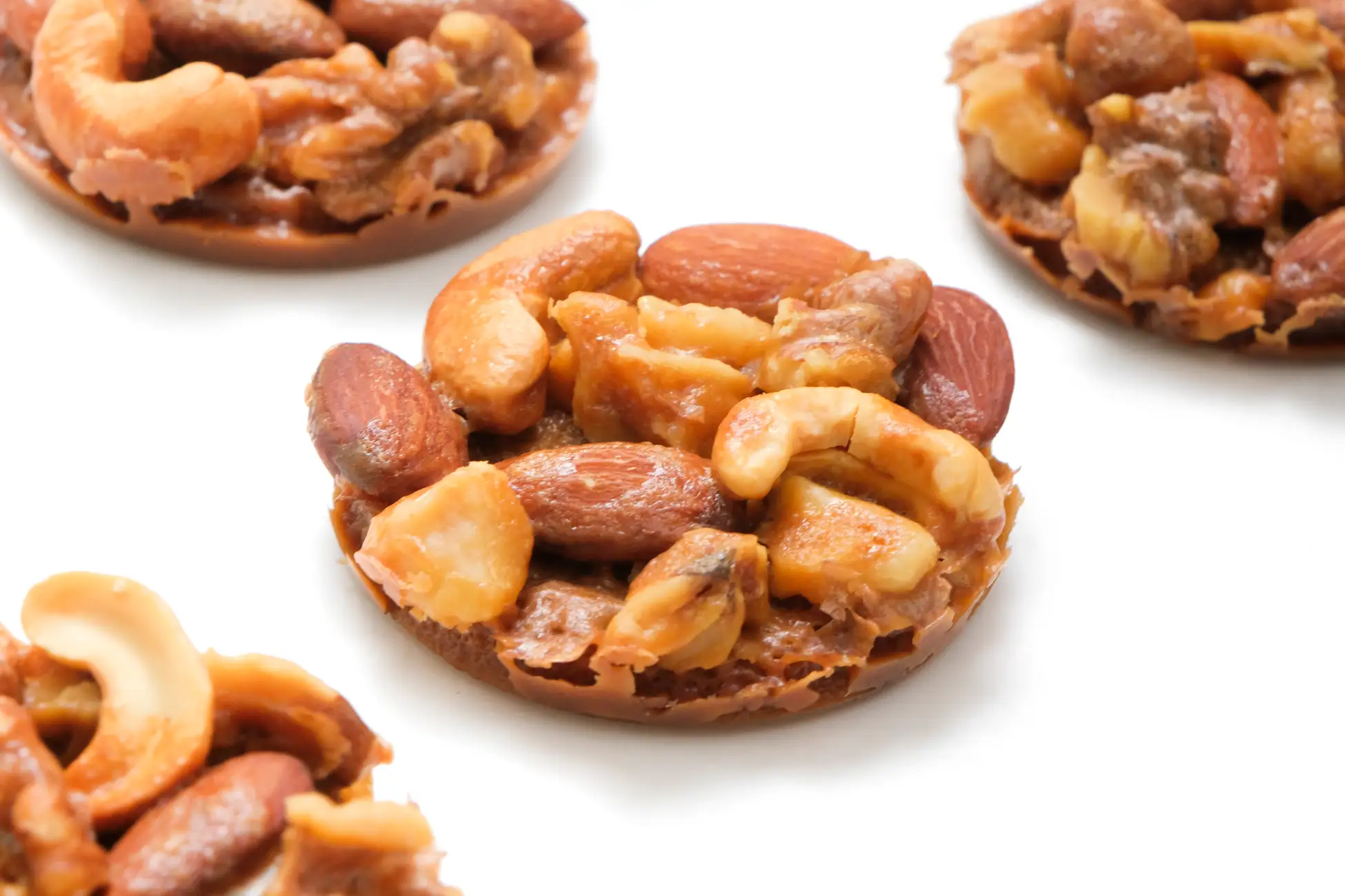 甘さの奥にほんのり塩味。濃厚キャラメルとナッツの旨みを閉じ込めた『香ばしキャラメルナッツタルト』をスナックミーオンラインストアで期間限定発売