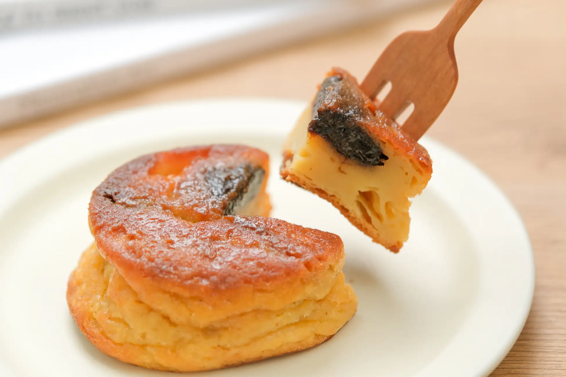 “ぷるん”とほどける新食感。『やわもち食感のプルーンケーキ ファーブルトン』をスナックミーオンラインストアで期間限定発売