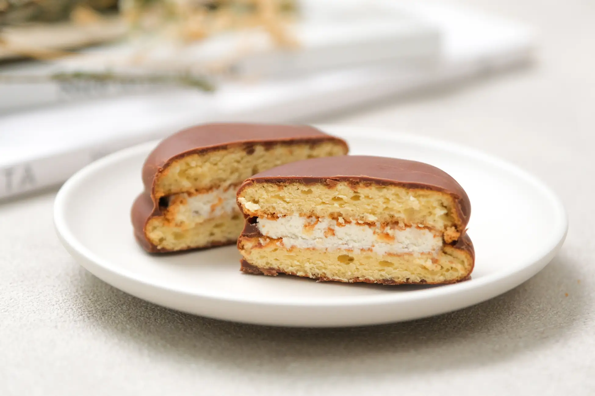 懐かしいのに、今の気分にちょうどいい。大人が罪悪感なく楽しめる『ほろふわクリームサンド』をスナックミーオンラインストアで期間限定発売