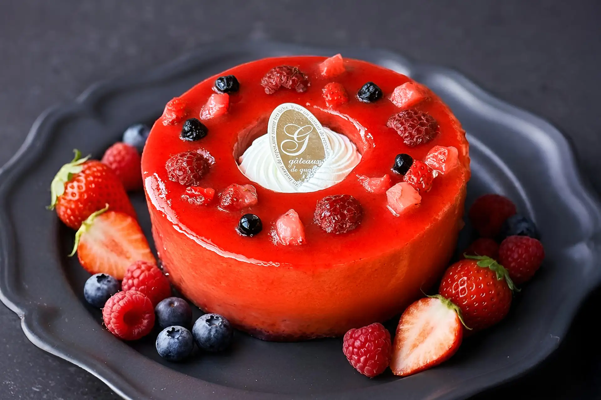 【いちごの日に新登場】ストロベリー・ラズベリー・ブルーベリーで“3倍”の幸せ！3種の欲張りベリーバウムが誕生