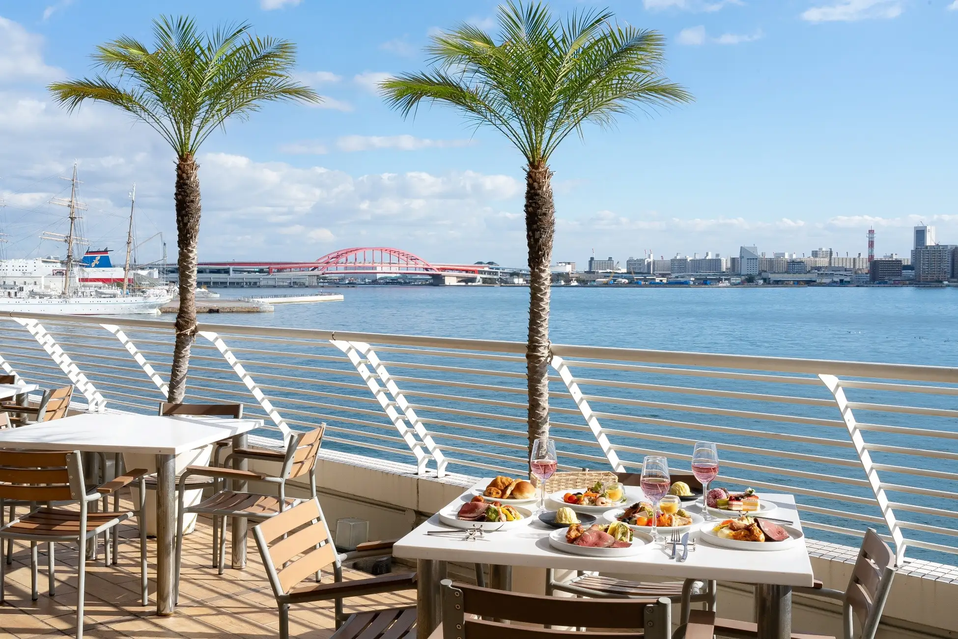 【神戸メリケンパークオリエンタルホテル】海を望むテラスで旬の『いちご』と『ロゼスパークリング』を楽しむ春ランチ“Seaside Spring Terrace”