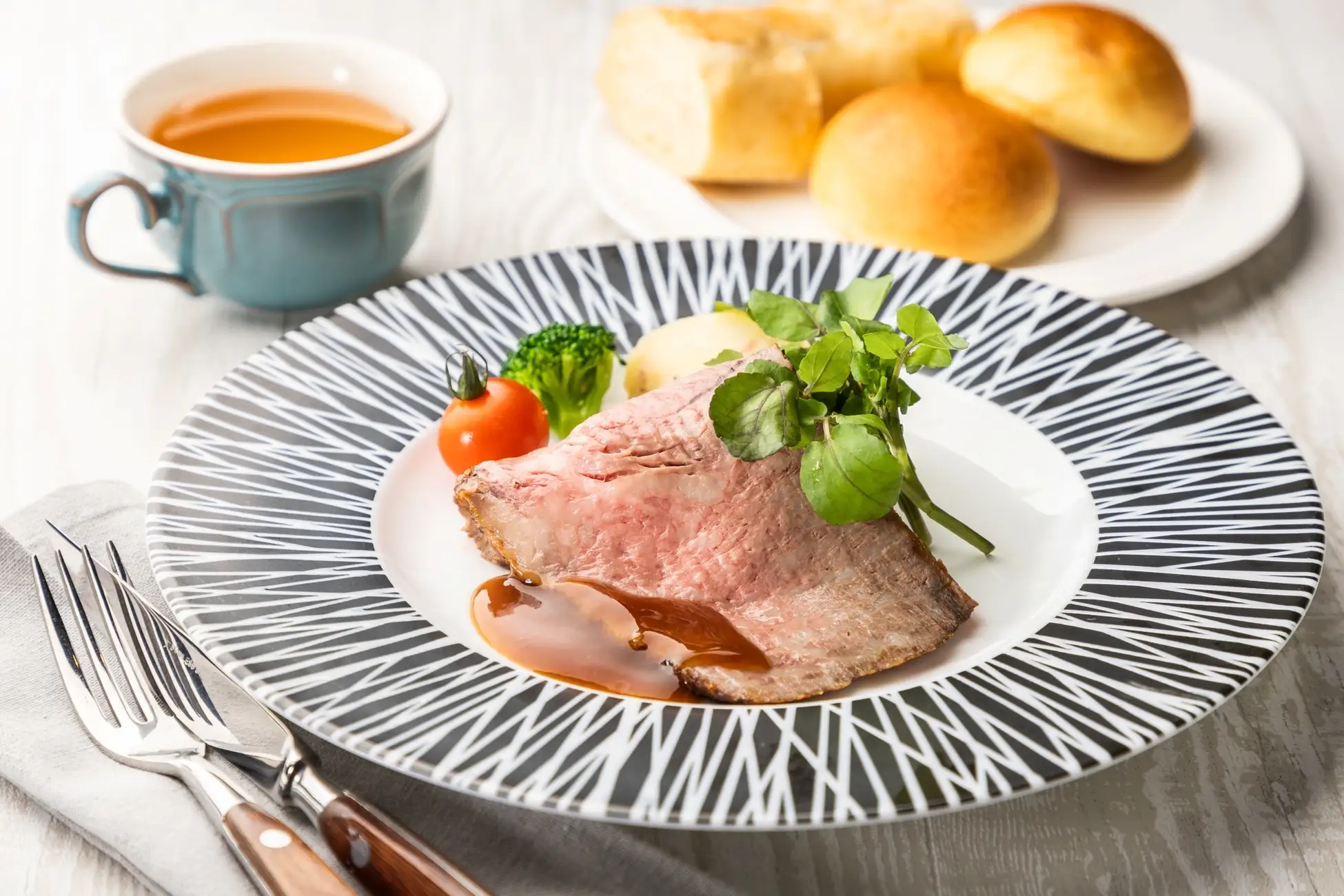 【オリエンタルホテル広島】～開業20周年記念企画　第2弾～　ローストビーフとパティシエ渾身のスイーツを楽しむ　「ローストビーフランチフェア」を開催。