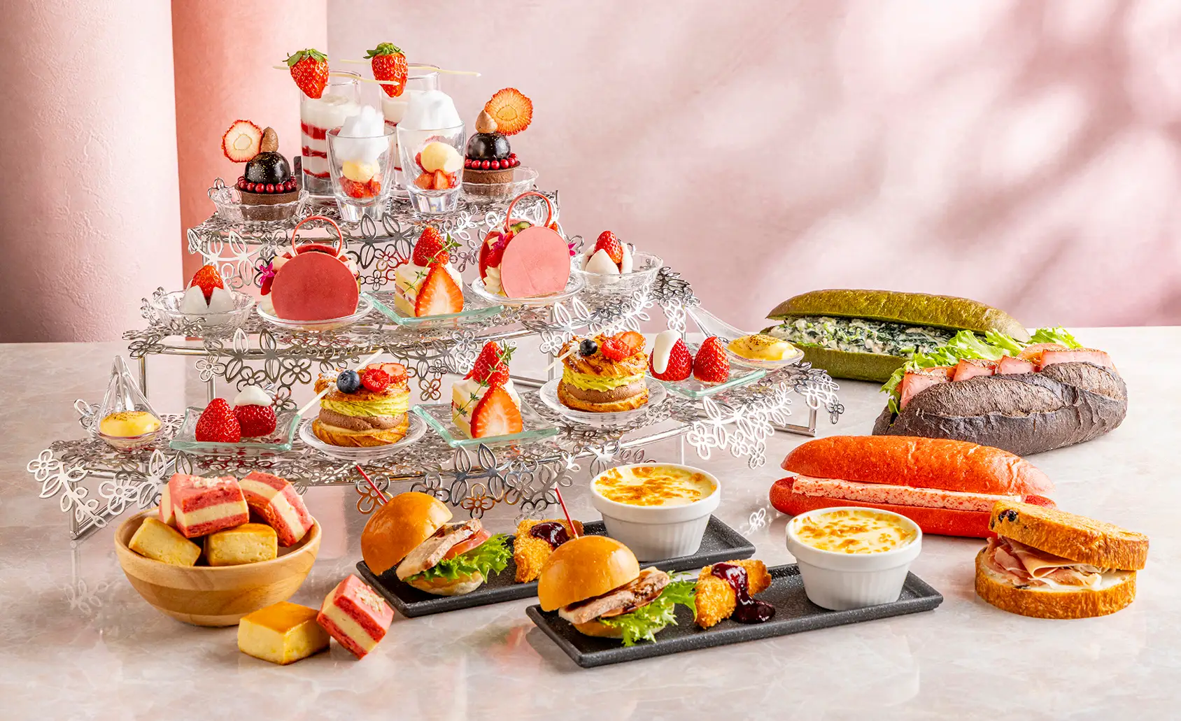 【ヒルトン東京お台場】春を彩る、いちごスイーツの優雅なひととき　「ストロベリーアフタヌーンティー」が登場