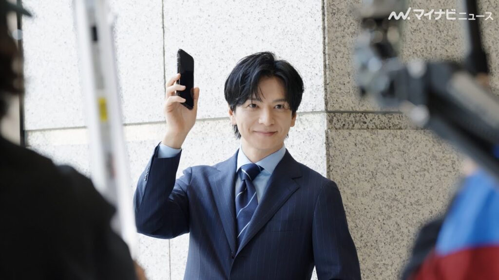 生田斗真、スーツ姿で爽やか笑顔！2026年に挑戦したいことを明かす AI不動産投資「RENOSY」新CM &メイキング＆インタビュー