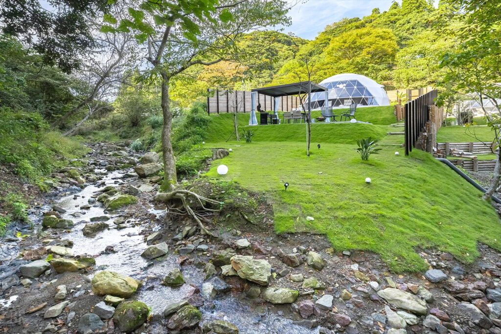 【2025年11月GRAND OPEN】都心から90分、小川のほとりに佇む大人の秘密基地「SUP BASE KAMOGAWA」で叶える"何もしない"贅沢時間