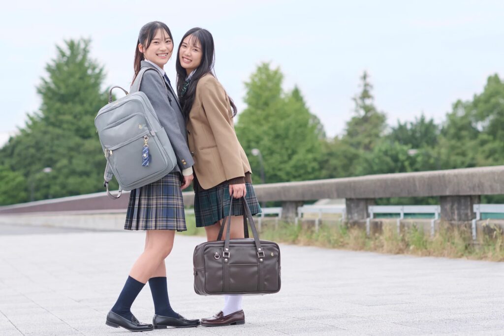 バッグブランド「JEWELNA BY Jewelna Rose」より、女子高校生の声をもとに開発した通学バッグ「スクールバッグ」と「シスターズバッグ」がデビュー