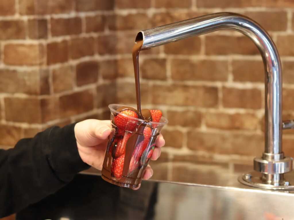 いちご好き～チョコ好き必見【和歌山初上陸！】苺にた～っぷりの生チョコを降り注ぐ、原宿で行列の【Strawberry choco】1/30～2/15 近鉄和歌山バレンタイン催事で期間限定販売!!