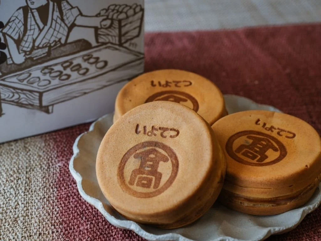 愛媛の“ソウルフード”にバルトくん登場！小泉製菓が焼印コラボ商品を発表