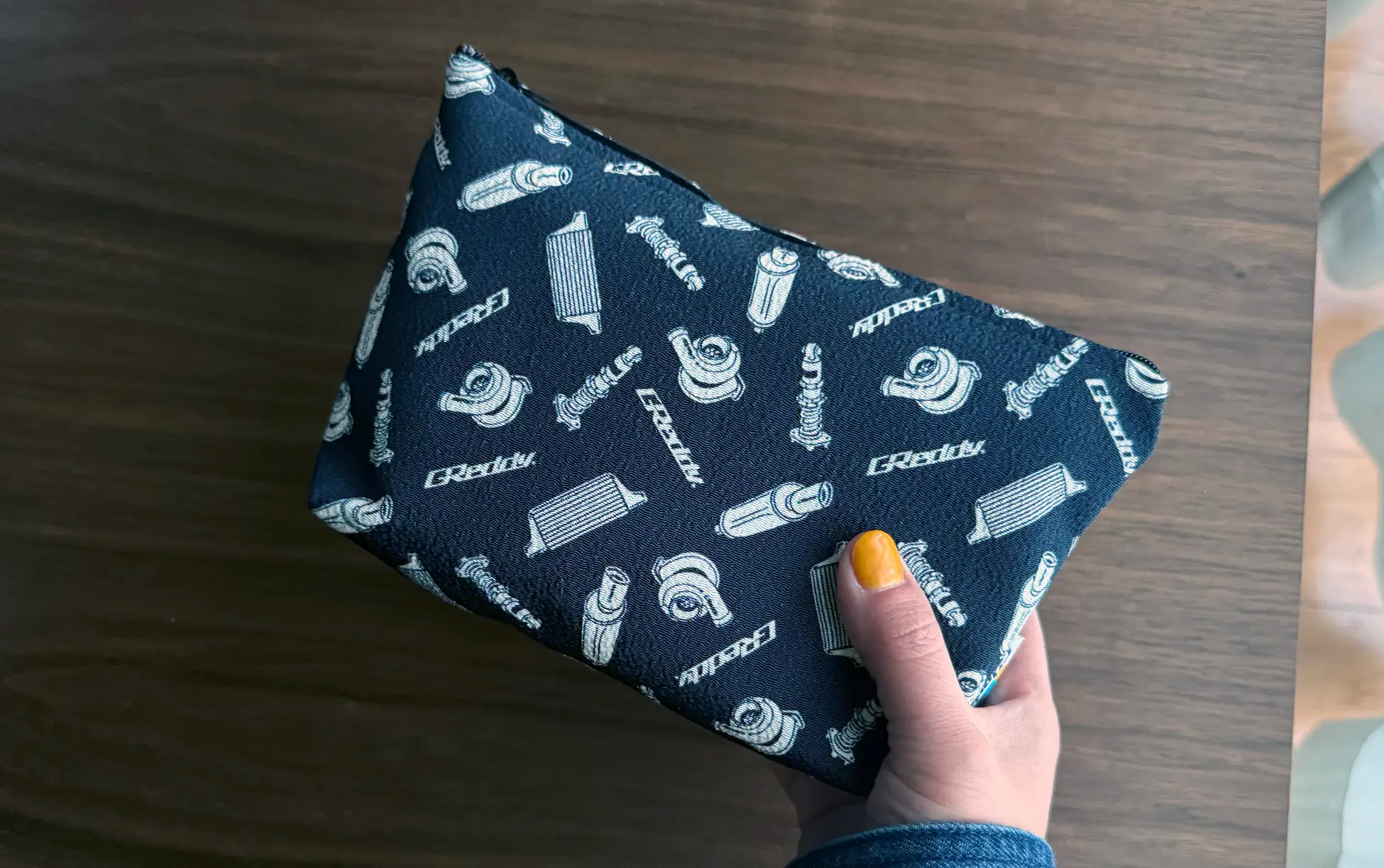 トラスト×京都丹後の絹織物メーカー・宮眞、“クルマ×伝統工芸”のコラボ雑貨を発売