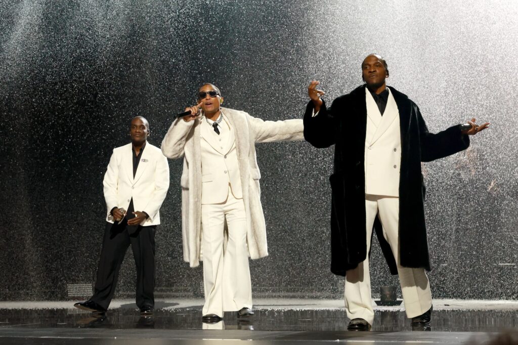 【ルイ・ヴィトン】ファレル・ウィリアムスとクリプス、第68回グラミー賞授賞式でルイ・ヴィトンを着用しパフォーマンス