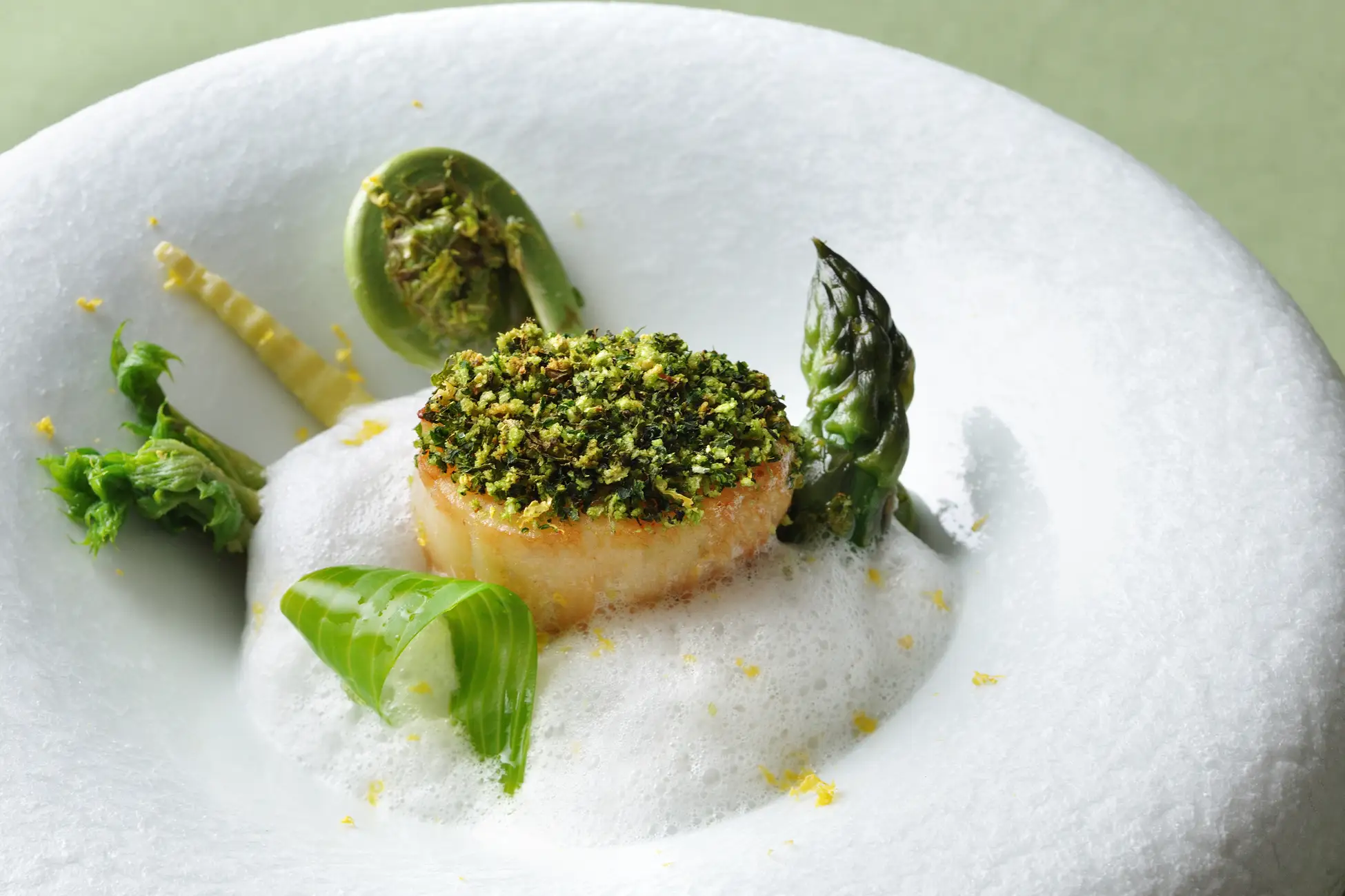 【リゾナーレトマム】春に旬を迎えるアスパラガスと、北海道の海の幸を味わい尽くすディナーコースを提供