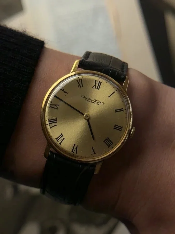 ヴィンテージ時計店「PRINCIPE PRIVE – Epoca d’Oro」に、気品を纏う IWC R2500 18Kイエローゴールド 、フル表記文字盤の希少な1本が入荷。